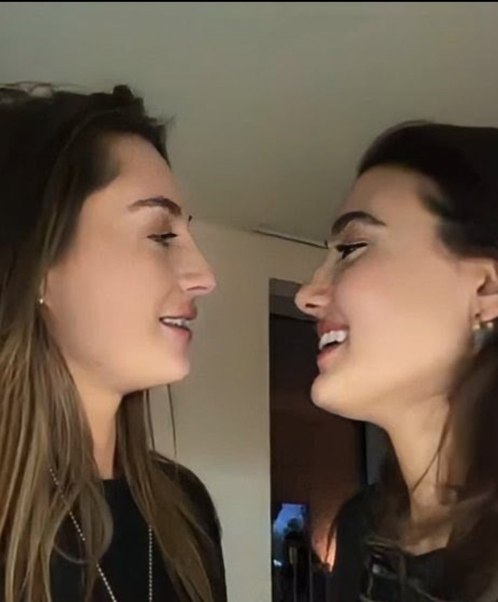 nanaleall's tweet photo. "Qual foi o momento mais libertador da sua vida?"
Z - Quando deixei de me preocupar continuamente com o julgamento alheio. Foi um passo fundamental para viver com mais serenidade, e certamente o meu coming out (assumir-se) foi um começo.
"​O que significa para você viver o amor sem rótulos?"
Z - Significa dar espaço aos sentimentos sem se sentir obrigada a explicar tudo. Acredito que o amor deva ser vivido com sinceridade e liberdade.
"​O que você diria a uma jovem que tem medo de se mostrar pelo que é?"
Z - Que a sua autenticidade será sempre o seu ponto forte. No início, pode dar medo se expor de verdade e ser você mesma, mas é a única maneira de se sentir livre em uma sociedade que impõe correntes constantemente.