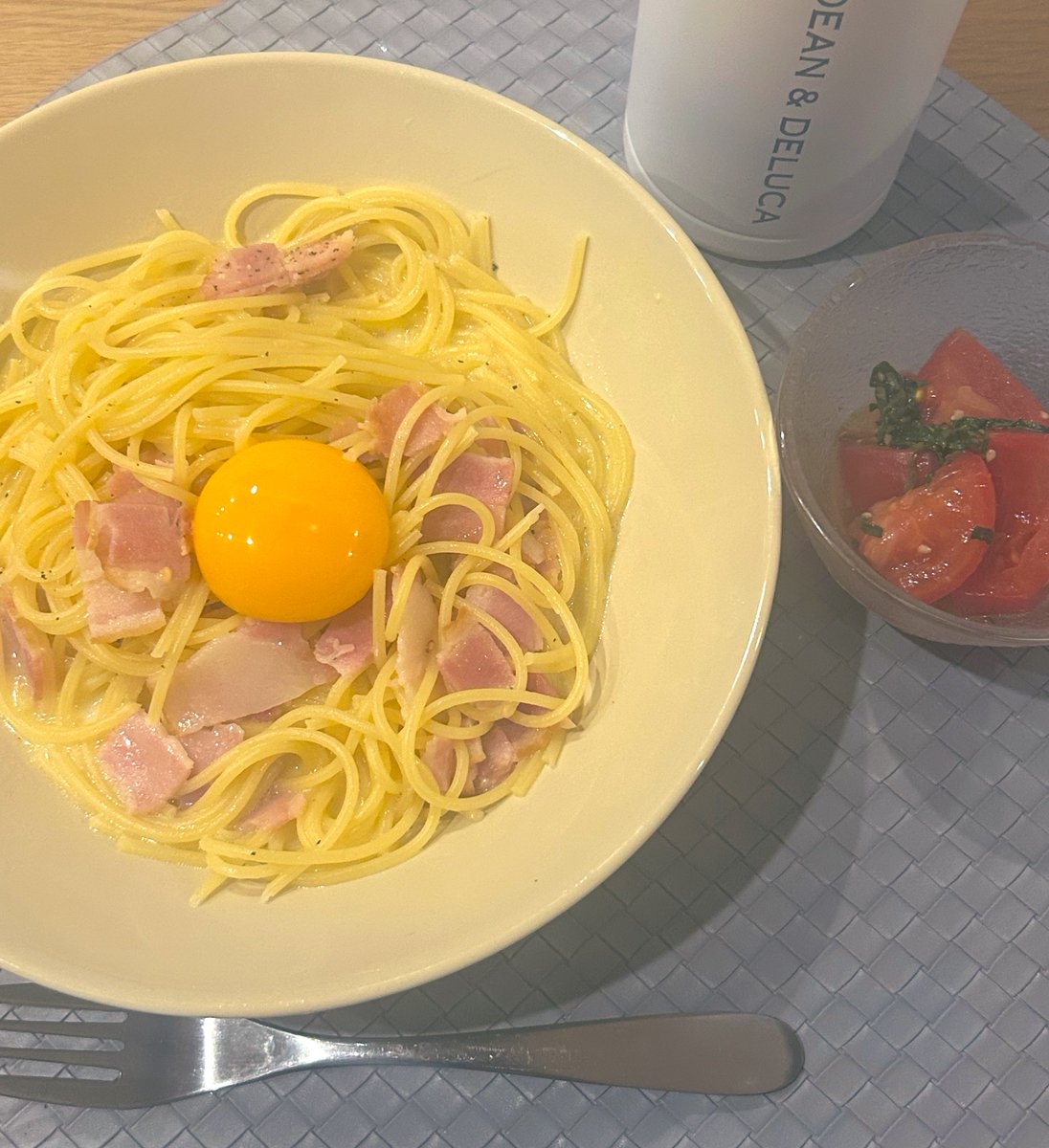 akimilgohan's tweet photo. 牛乳カルボナーラとトマトサラダ。
#おうちごはん https://t.co/vTwLPW27m2
