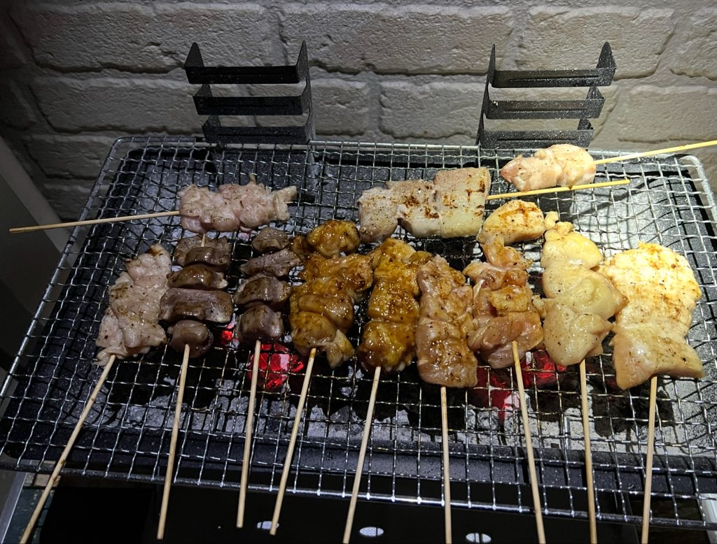 sakura_4351's tweet photo. 主人が焼鳥屋さんを
自宅のベランダでしてくれてる！

昨日から竹串に刺すところから
仕込んでました🤗 https://t.co/rABtxwJpG4