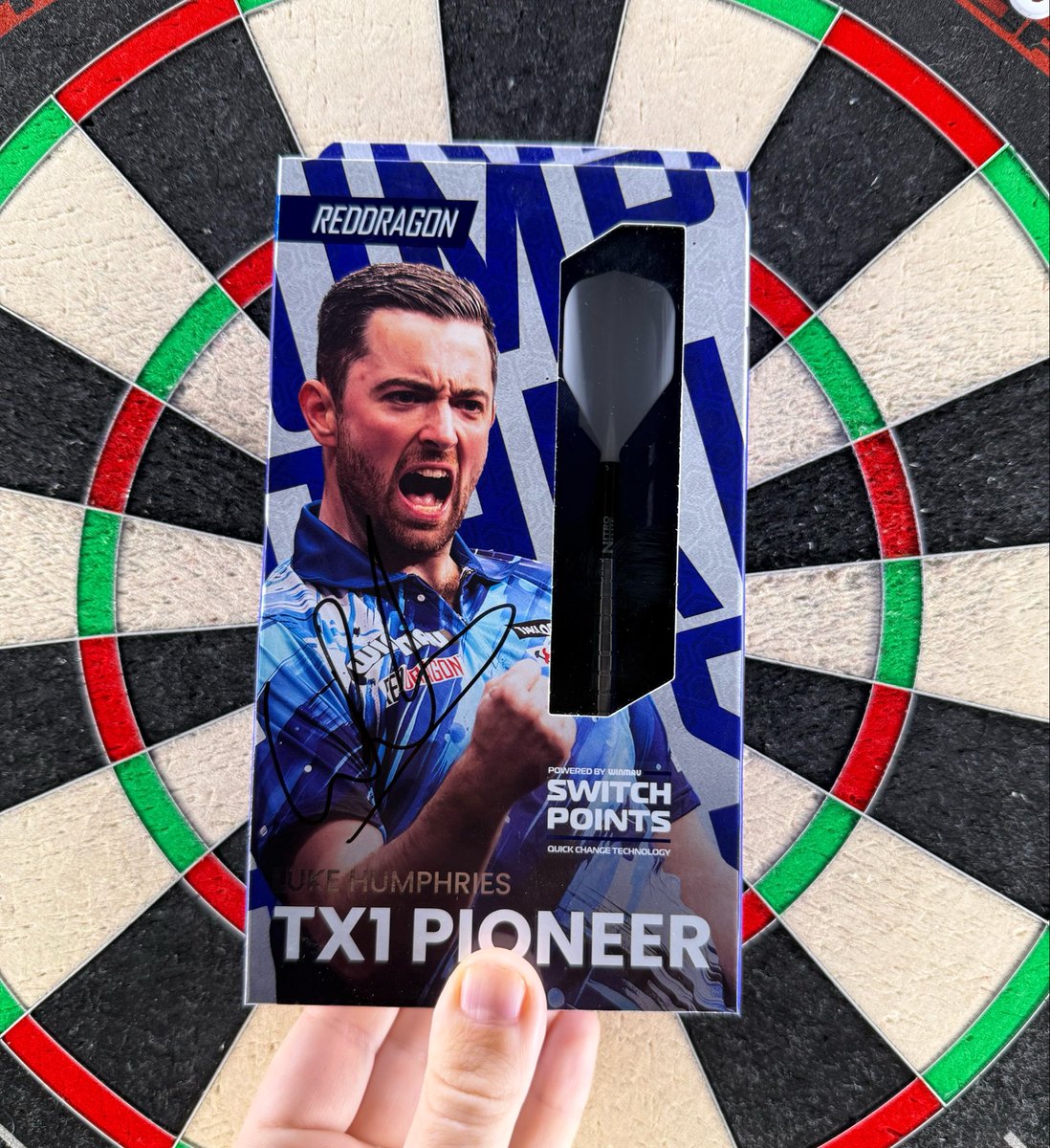 joshpearson180's tweet photo. Me good pal Luke Humphries was very kind to sign these for me the other night so it would be rude not to do a giveaway 🤩

Two winners, all you need to do is

Like
Retweet
Follow @joshpearson180

Winners announced next week good luck!🤞🏼 https://t.co/cVBUAjkWhU