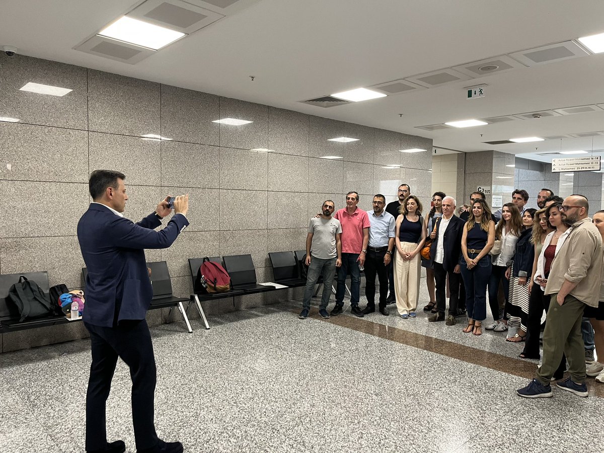 parSgokhan's tweet photo. Kayhan Ayhan için Adliye binasında bekleyen Gazetecilerin fotoğrafını 
İstanbul CHP İl Başkanımız Özgür Çelik çekti. 

Her yerde bir anı
Her mücadelede bir hatıra. https://t.co/s7Q7IJLCaQ