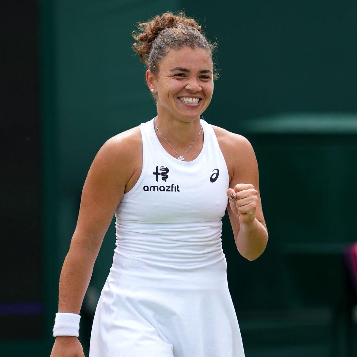 quindicizero's tweet photo. UN CENTRE COURT AZZURRO 💙 🌿

Sarà una giornata storica quella di domani, 8 luglio, per il tennis italiano: su uno dei campi più prestigiosi al mondo Paolini e Cobolli andranno a caccia di un posto in semifinale a Wimbledon!

Jasmine aprirà il programma sul Centre Court sfidando Marta Kostyuk alle 14.30 italiane.
A seguire Flavio se le vedrà con Arthur Fery.

Sul Court n°1, dalle 14, prima la sfida tra Nosková e Mertens, poi Fritz affronterà uno tra Zverev e Lehečka (il tedesco è in vantaggio di due set).