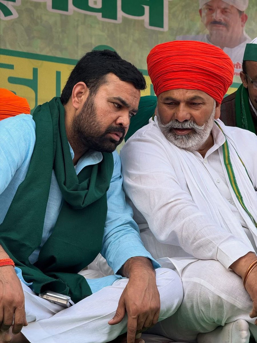 AnujSinghBKU's tweet photo. प्रेस विज्ञप्ति

प्रयागराज में दमनकारी नीतियों के विरोध में 21 जुलाई को बीकेयू की ऐतिहासिक ‘घेरा डालो-डेरा डालो’ किसान सम्मान महापंचायत का शंखनाद

किसान आंदोलन से जुड़े किसानों व पदाधिकारियों को मुकदमों के जाल में फंसाकर उनके लोकतांत्रिक अधिकारों और बुलंद आवाज़ को दबाने की दमनकारी नीतियों के खिलाफ भारतीय किसान यूनियन (BKU) ने निर्णायक और आर-पार की लड़ाई का ऐतिहासिक शंखनाद कर दिया है। आज 7 जुलाई को मुजफ्फरनगर स्थित भाकियू राष्ट्रीय प्रवक्ता चौधरी राकेश टिकैत जी के आवास पर आयोजित एक उच्च स्तरीय और महत्वपूर्ण संगठनात्मक बैठक में यह सर्वसम्मति से निर्णय लिया गया कि प्रयागरज में जारी दमनकारी नीति का करारा लोकतांत्रिक जवाब दिया जाएगा, जिसके तहत आगामी 21 जुलाई को प्रयागराज की ऐतिहासिक धरती पर मंडल की पहली विशाल ‘घेरा डालो-डेरा डालो’ किसान सम्मान महापंचायत का आयोजन किया जाएगा। बैठक को संबोधित करते हुए आदरणीय चौधरी राकेश टिकैत जी ने उत्तर प्रदेश के सभी जनपदों के पदाधिकारियों और कार्यकर्ताओं को वर्तमान संवेदनशील परिस्थितियों को देखते हुए पूरी तरह सतर्क, मुस्तैद और सजग रहने का कड़ा निर्देश जारी किया है, साथ ही उन्होंने सभी को अपने-अपने जनपद मुख्यालयों पर संगठनात्मक तैयारियों को तत्काल प्रभाव से पूरा और मजबूत रखने का आह्वान किया है। इस दमनकारी रवैये के खिलाफ बड़ी संख्या में किसान- मजदूर- युवा अपने आत्मसम्मान की रक्षा के लिए आगामी 21 जुलाई को ट्रैक्टर-ट्रॉली और पूरे साजो-सामान के साथ अधिक से अधिक संख्या में प्रयागराज महापंचायत में शामिल होकर इसे ऐतिहासिक बनाने का संदेश देंगे।

जारीकर्ता 
अनुज सिंह 
युवा प्रदेश अध्यक्ष, उत्तर प्रदेश 
भारतीय किसान यूनियन