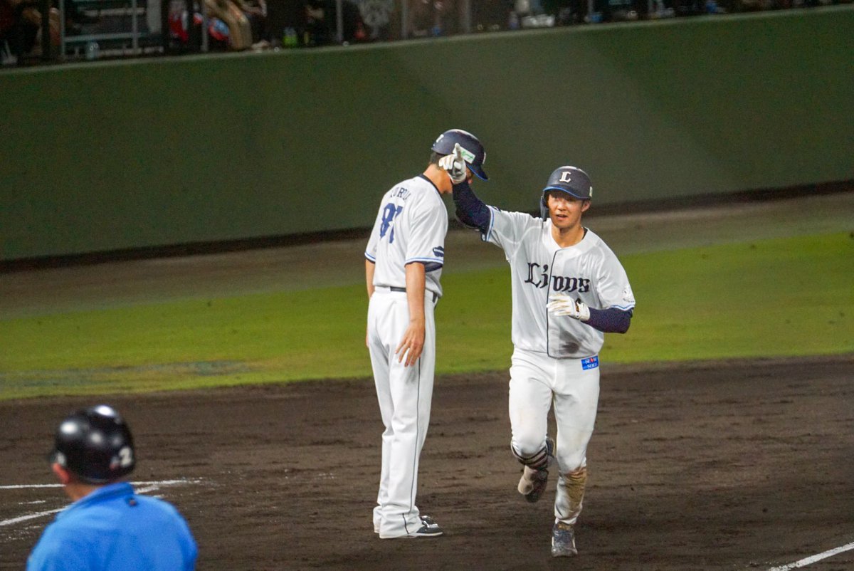 869_586's tweet photo. 沖縄の夜空に打ち上がった、3ランホームラン🌾
#石井一成 #seibulions https://t.co/vnmKvgdIih