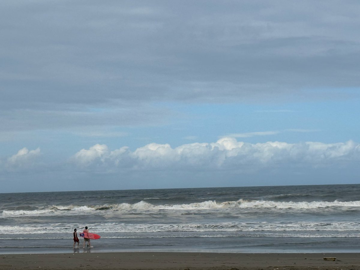 ZiukaMama2's tweet photo. 海岸。
曇り空だからこそ、海の音がよく聞こえる。
雲の向こうには青空。今日の寄り道は大正解でした。 https://t.co/h5ELbooNiW