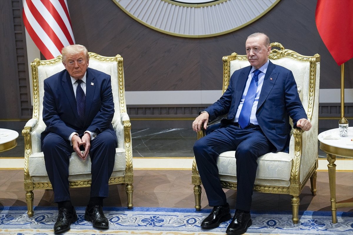ulkucuedit's tweet photo. Donald Trump ve Cumhurbaşkanı Erdoğan, Ankara Havalimanı’ndan gülerek ayrıldı.

Cumhurbaşkanlığı Külliyesi’ne gidiyorlar.

#trumpgeliyor #salı https://t.co/K3wGW1V8G2