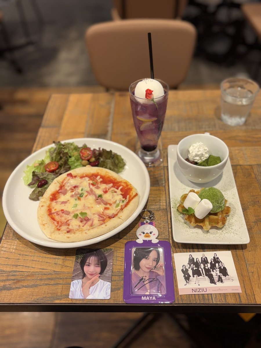 masaMayapen's tweet photo. タワレコカフェ表参道行ってきた🌈
特典のカードも無事マヤを自引きできて良かった💜
店内限定のメッセージ動画が流れる時「今から流します」って店員さんが案内してくれてめちゃくちゃ親切だった！
#NiziU #タワーレコードカフェ https://t.co/aJrqQfEDNm