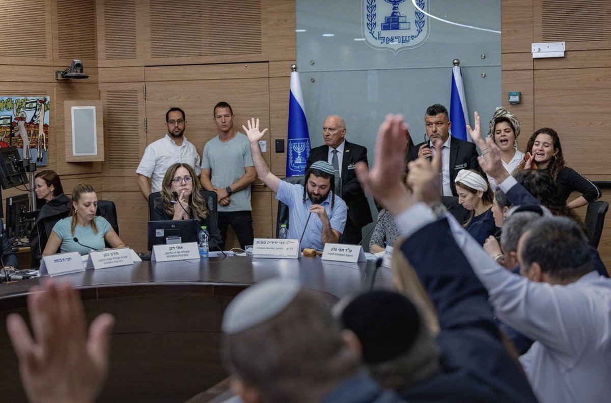 LinorDeutsch's tweet photo. אתמול היה לי יום קשה בכנסת.

לא בגלל הדיון על ייצוא הגז, שבו מנכ”ל משרד האנרגיה קרא לי דמגוגית אחרי שהצגתי עובדות. גם לא בגלל הדיון שאחריו, בו הוציאו אותי אחרי שרבתי עם שר התקשורת קרעי על ניסיונותיו לחלק משאבי ציבור לחבריו. זה כבר כמעט סטנדרט.

היה לי קשה דווקא בגלל הדיון שלא הייתי בו. 
דיון בנושא שלובי 99 לא עוסק בו, אבל מאיים עליי אישית כאישה, ובעיקר על המדינה שאני רוצה שהילדים שלי יגדלו בה.

בחדר המקביל לנו, בוועדת החינוך, אושר אתמול החוק שמרחיב את ההפרדה המגדרית באקדמיה גם לתארים מתקדמים. מורתי ורבתי, פרופ’ @YofiTirosh, נלחמה שם בעוז יחד עם חברות כנסת ופעילות מדהימות אחרות, אבל החוק עבר בוועדה וצפוי לעלות למליאה לפני הפיזור.

כבר כשהכשירו הפרדה מגדרית באקדמיה התנגדנו (אני ונשים רבות שפועלות בתחום, לא במסגרת לובי 99, שאדגיש שוב שזה אינו נושא שהלובי עוסק בו); אמרנו שזה מדרון חלקלק. אמרו לנו שאנחנו מגזימות. שזה חריג. שזה רק כדי לאפשר השתלבות. שזה ייעצר בתואר הראשון ובטח ובטח לא יגיע לדוקטורט ומקומות עבודה. 

וכמה מהר התברר שצדקנו.

עכשיו כבר מבקשים להרחיב את ההפרדה גם לתארים מתקדמים. כי ככה נראה מדרון חלקלק. כל חריג הופך לתקדים, וכל תקדים הופך לנקודת הפתיחה של ההרחבה הבאה.

ואם מישהו חושב שלפחות המחיר הזה הניב תוצאה, גם זה לא נכון. המסלולים הנפרדים לא השיגו את יעד ההשתלבות שהובטח כשהם אושרו, למרות המשאבים האדירים שהושקעו בהם, ושיעורי הנשירה בהם גבוהים מאוד.

גם הטענה ש״זה בשביל הנשים החרדיות״ לא מחזיקה. נשים חרדיות רבות מתנגדות להפרדה הזאת ורוצות ללמוד באקדמיה כמו כל אחת אחרת. הן ישבו בועדה והתחננו ללימור סון הר מלך שלא תחוקק את החוק כי הוא יפגע בחופש שלהן ללמוד באונ׳ רגילה. הן לא פחות חרדיות ממי שתומכת בהפרדה. אי אפשר לדבר בשם כל הנשים החרדיות כאילו הן מקשה אחת. ובכל מקרה, ברגע שהמדינה יוצרת מסלולים נפרדים, היא גם יוצרת לחץ קהילתי ורבני ללמוד דווקא בהם, ולא במסלולים הכלליים.

וחוץ מזה, גם אם כל הנשים החרדיות היו מבקשות הפרדה, והן לא, למדינה ליברלית יש גבולות. לא כל בקשה להפרדה או לאפליה צריכה לקבל גושפנקה ציבורית. בדיוק כפי שלא היינו מעלים על הדעת מסלולי לימוד נפרדים ליהודים וערבים, או למזרחים ואשכנזים, גם אם הייתה קבוצה שהייתה דורשת זאת.

אין דבר כזה ״נפרד אבל שווה״. הפרדה תמיד באה עם מחיר. אנחנו כבר רואות אותו במסלולים הקיימים. מרצות שמודרות ממסלולים מסוימים. פגיעה בהזדמנויות התעסוקה והקידום של נשים. הסללה למקצועות ״נשיים״ ו״גבריים״. ובעיקר, המסר שנוכחות משותפת של נשים וגברים היא בעיה שהמדינה צריכה לפתור.

יש מקומות שבהם הפרדה מוצדקת. שירותים, מלתחות, מקלחות. שם היא מגינה על פרטיות. אבל אוניברסיטה? המקום שאמור ללמד אותנו לחשוב, לערער על מוסכמות ולהיפגש עם מי ששונה מאיתנו? שם הפרדה היא לא פתרון. היא הבעיה.

ואי אפשר לנתק את החוק הזה מהתמונה הרחבה. עוד ועוד מקרים של הדרת נשים. עוד ועוד ניסיונות לדחוק נשים מהמרחב הציבורי. עוד ועוד ויתורים על עקרונות ליברליים בשם ״חריגים״ ו״התאמות״.

אם החוק הזה יעבור גם בקריאה שנייה ושלישית, זו תהיה עוד חציית קו. לא רק עבור נשים. עבור הדמוקרטיה הישראלית.

יש חוקים שמחליפים ממשלות. ויש חוקים שממשלות חייבות להחליף. החוק הזה צריך להיות אחד הראשונים שיבוטלו.

קרדיט תמונה: אוליבייה פיטוסי
