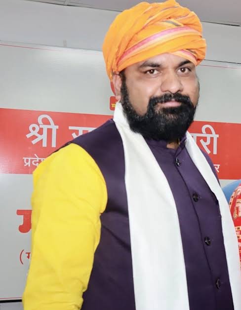 Vivekanand_Ydv1's tweet photo. 2025 के विधानसभा चुनाव में ब्राह्मण, भूमिहार और राजपूत समाज ने एकजुट होकर BJP को वोट किया जिससे बीजेपी फायदा हुआ.

तीन अगड़ी जातियों को इस बार जन सूरज पार्टी को वोट करना चाहिए बांकीपुर उपचुनाव में।

प्रशांत किशोर जी ब्राह्मण हैं. बिहार में ब्राह्मण समुदाय की आबादी 3.65 है. ब्राह्मण समाज के अलावा भूमिहार 2.8% और राजपूत 3.4% हैं. 

बिहार के सवर्ण समाज को परंपरागत तरीके से वोट नही करना चाहिए. इस बार प्रशांत किशोर को अपना नेता बनाए..

बीजेपी को सबक सिखाना जरूरी है 🔥