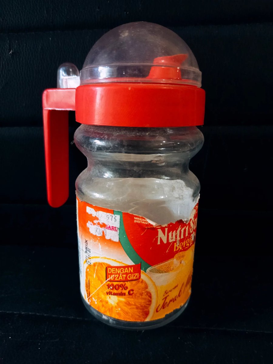 txtharihariWNI's tweet photo. Jadi ceritanya, ada orang yang nemuin botol kaca minuman serbuk jadul yang ternyata masih disimpen sama orang tuanya sampai sekarang. Botol itu masih ada label harga dan tanggal kedaluwarsa yang tulisannya 12 November 2001. Dari situ dia nebak minuman itu diproduksi sekitar tahun 1999 atau 2000. Katanya sih, botol itu dulu dibeli di toko legendaris di Solo, dan dia kagum banget karena kondisinya masih bagus banget sampai sekarang. Liat kemasan lama itu bikin dia nostalgia dan inget masa kecil.

Menurut kalian, ada yang dulu juga pernah minum atau masih inget minuman jadul kayak gini nggak?