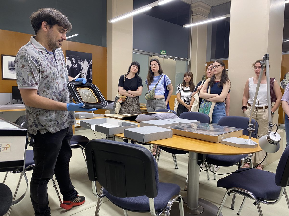 ESAGED_UAB's tweet photo. 📸 L’alumnat del Màster en Arxivística i Governança de la Informació ha visitat l’Arxiu Fotogràfic de Barcelona.

🗂️ Han tingut l'oportunitat de conèixer els espais de conservació, digitalització i estudis dels fons fotogràfics.

🔗 Més informació:
https://t.co/FFRO3JEKJX https://t.co/YhdVrJHjhf