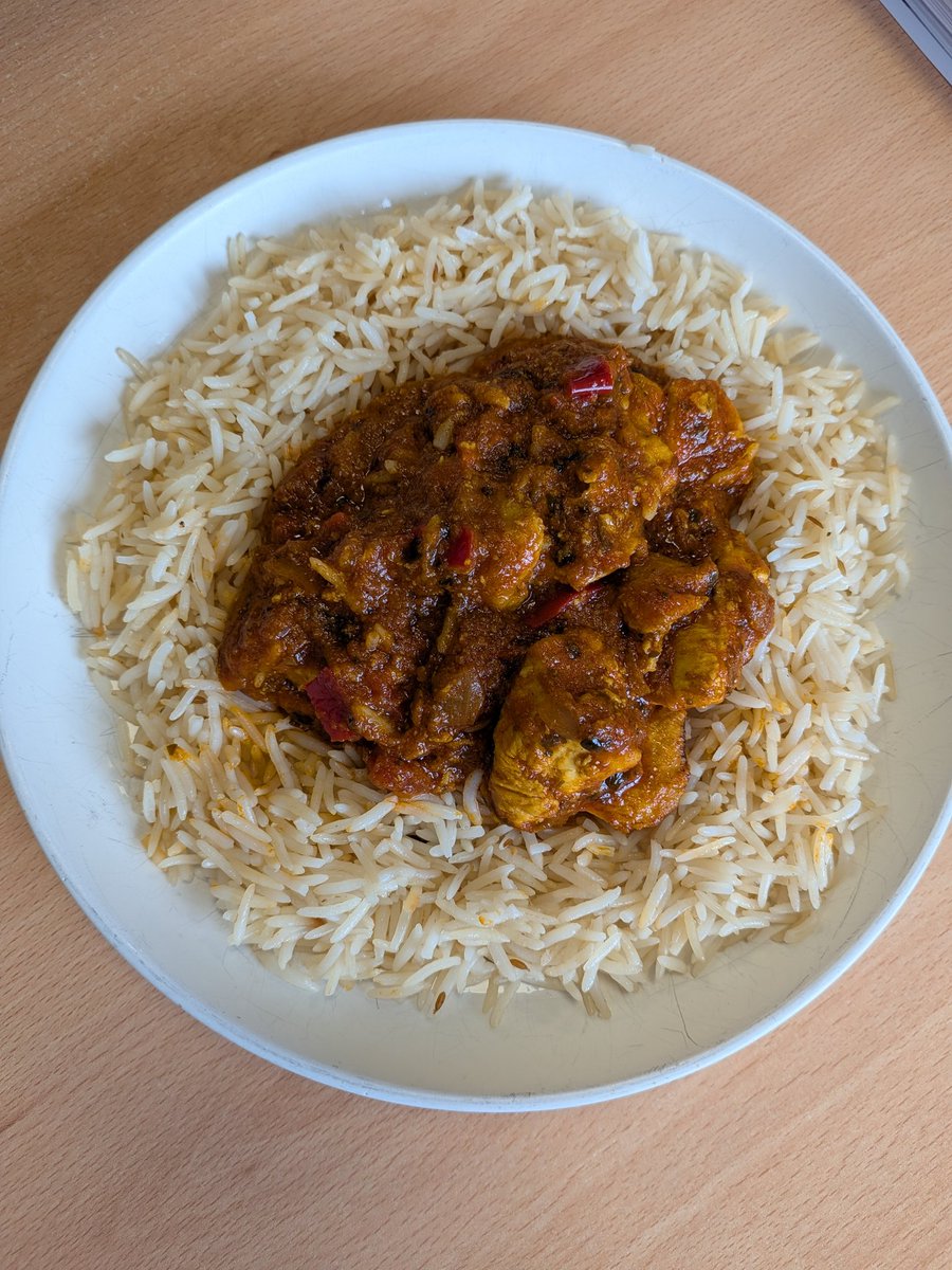 Craigo71's tweet photo. Anyone else eat a curry like this or is it just a northern childhood thing? https://t.co/FiZLO8WgaE
