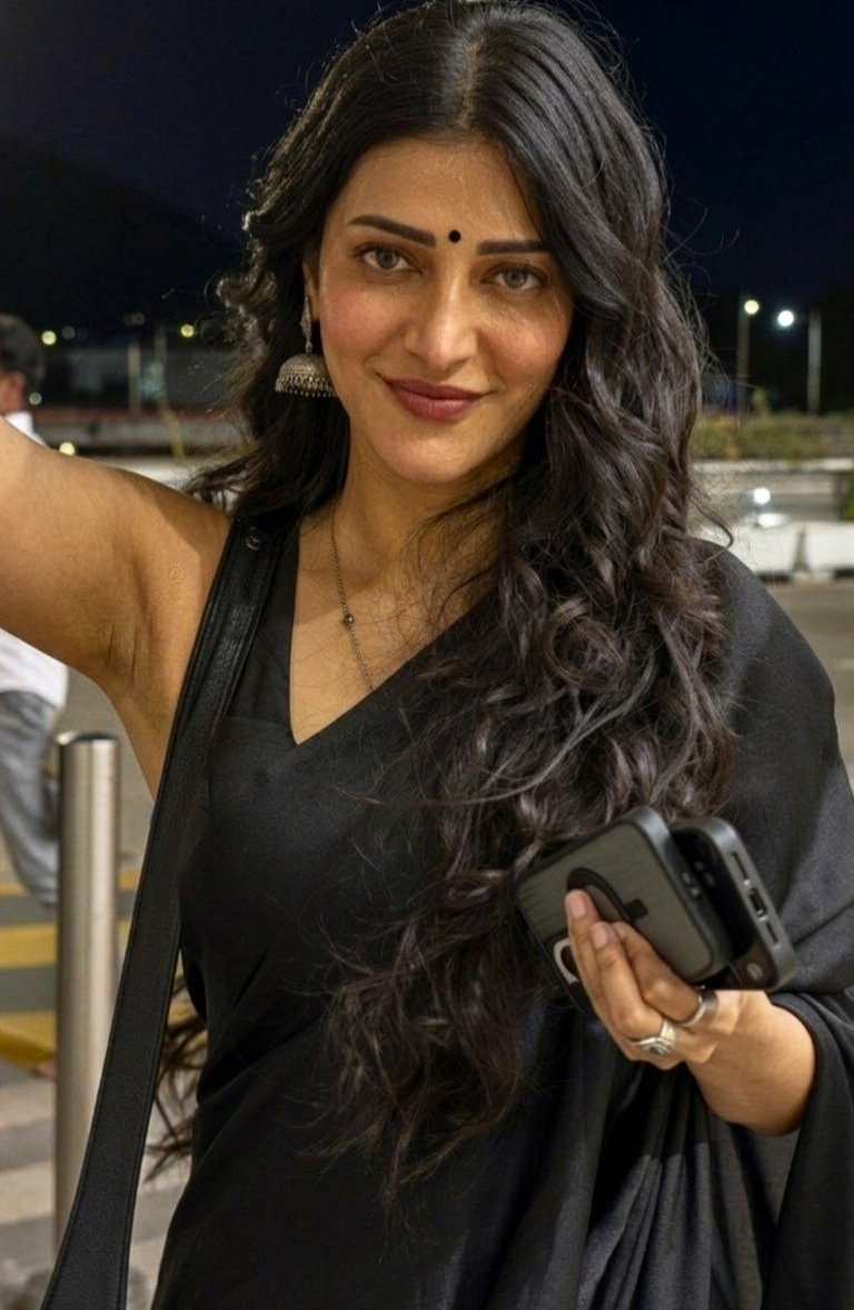StarletVibes's tweet photo. Shruti Haasan: snack time https://t.co/M17Dv0JvLJ
