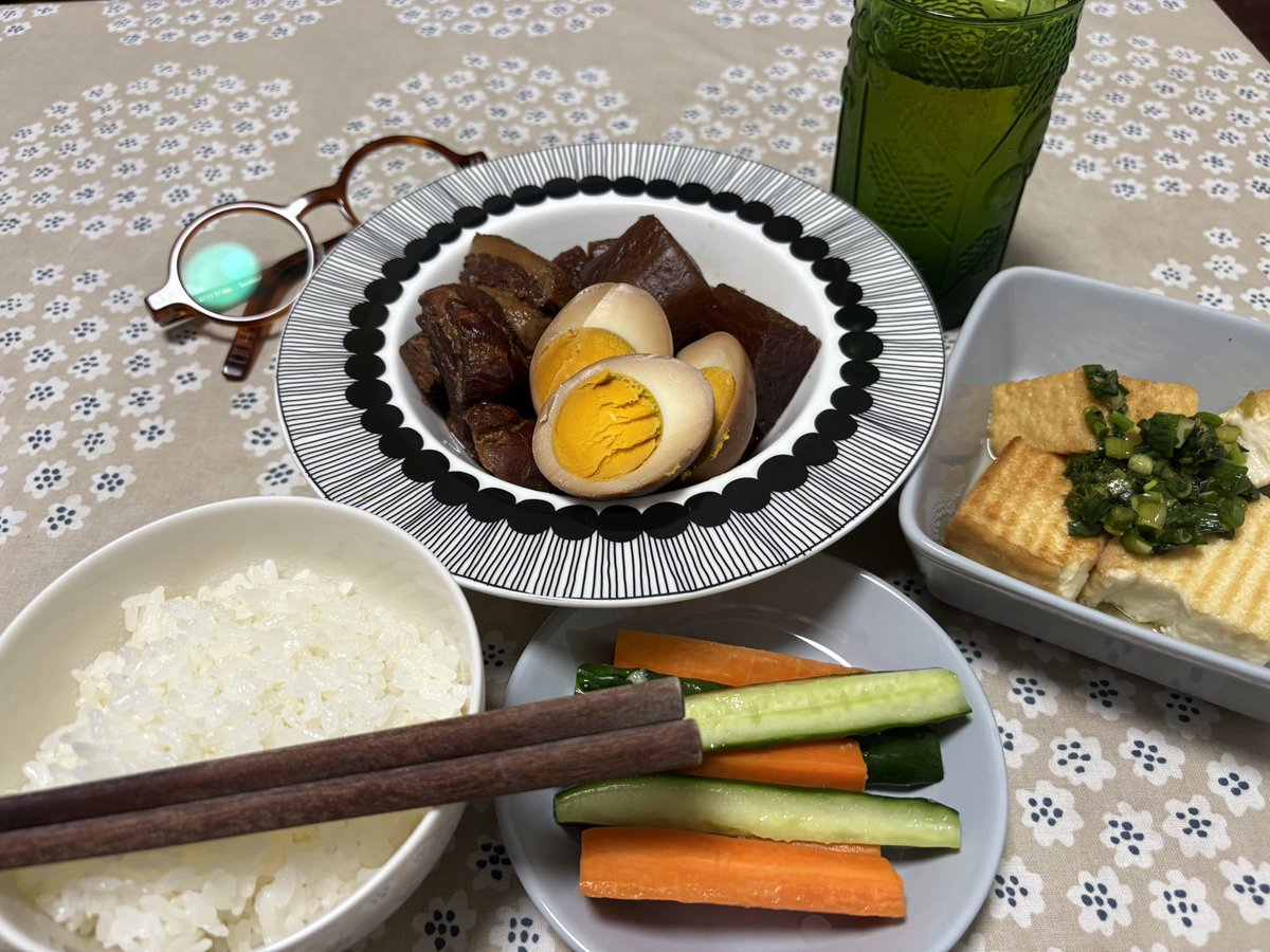 moominbood's tweet photo. 昨日の豚の角煮🐖あかりさんのちぎり厚揚げの酒蒸し。きゅうりと人参の甘酢漬け🥒🥕角煮美味しかったなぁ〜🤤
#晩ごはん https://t.co/6NdRpPntel