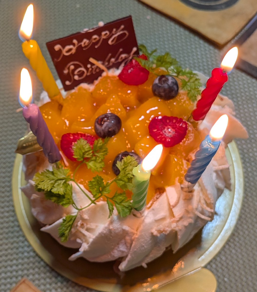 hattyo888's tweet photo. ケーキはチョコレートショップの季節のココナッツとマンゴーの何かのやつ。腹９割５分でパンパンなのに、生クリームが全然しつこくもくどくもなくてサラッとしていてペロリ��平らげられた。チョコレートショップ凄ぇ。 https://t.co/ITggFqC3BU