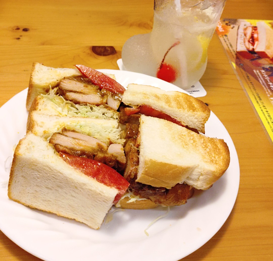 nanashi0860's tweet photo. コメダのタンドリーチキンホットサンド😀
先週食べたナンよりもこっちの方が辛いような⋯⋯？
ナイフとフォークが付いてたけど具がこぼれてちょっと食べにくいかな😱

チキンが柔らかくて美味しかったです😊 https://t.co/sZcT6TwhK4