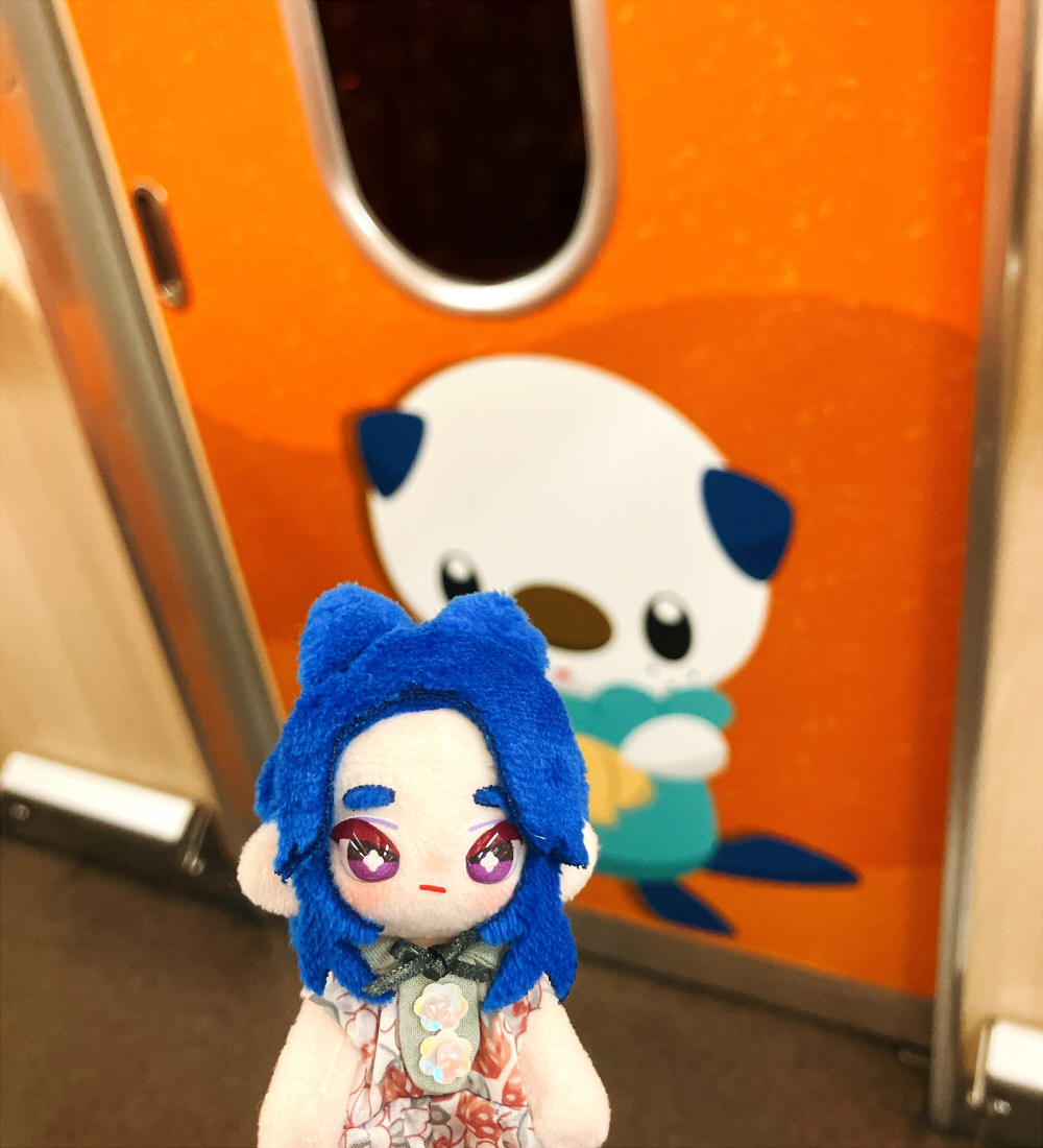 lenepuni's tweet photo. 奈良ラボに来る皆さん、近鉄でミジュマルライナーに乗るのです……！
めちゃくちゃかわいいのです……！
（通常車両の一番前の席だと台に載せて写真が撮れるよ！！※2枚目
サロン席も可愛いよ～！）
#ぷにみお https://t.co/qHwFWJ5Km3