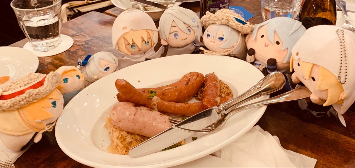 yuuto_rh's tweet photo. イベント期間楽しかった〜
これは打ち上げの時のやつですが、うちのこもちたち本歌は他の子達と会話とかしてそうだけど写しは肉しか見てない感あるwww https://t.co/2vSreuxwE3