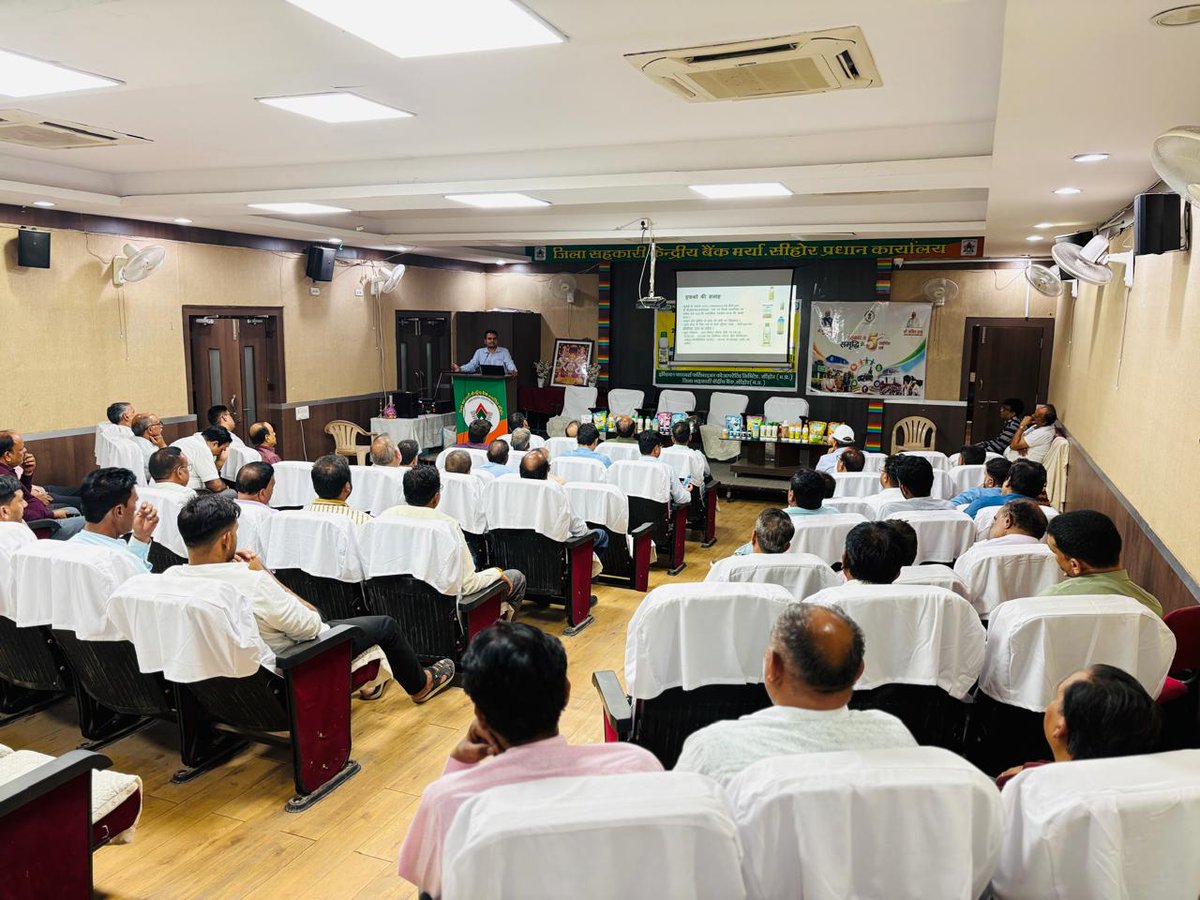 IFFCO_MP's tweet photo. A Sahkarita Chaupal was organized &amp; focused on balanced nutrient management, the benefits of Nano Fertilisers, and the importance of soil testing. Dr. Dinesh Kumar Solanki explained the scientific use of IFFCO's advanced agricultural products. https://t.co/JgKF266l7z