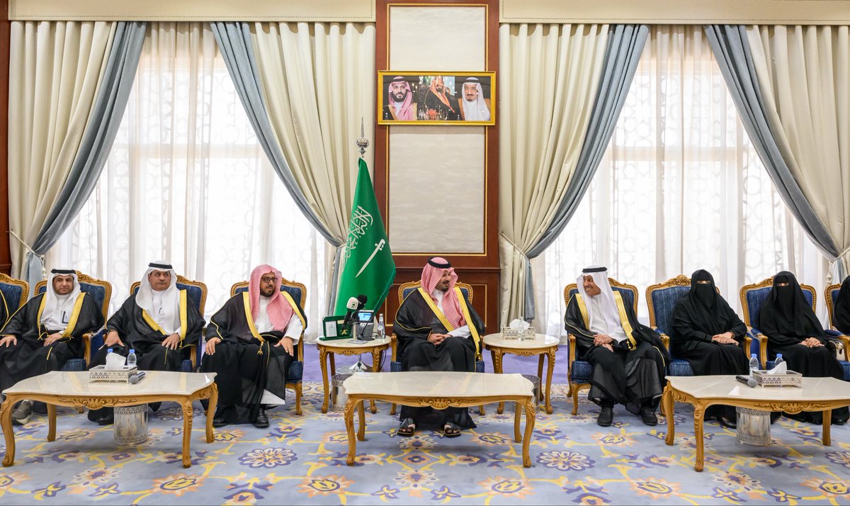 imarat_almadina's tweet photo. كرّم سمو أمير منطقة #المدينة_المنورة #سلمان_بن_سلطان طلاب وطالبات الإدارة العامة للتعليم بالمنطقة الفائزين في التصفيات الأولية لجائزة المواطنة المسؤولة في دورتها الخامسة، والبرنامج الوطني لتعزيز المبادرات المجتمعية «صيتاثون» في دورته الثالثة، بحضور الأمين العام لمؤسسة جائزة الأميرة صيتة بنت عبدالعزيز للتميز في العمل الاجتماعي، الدكتور فهد المغلوث، ومدير عام التعليم بالمنطقة، ناصر العبدالكريم .