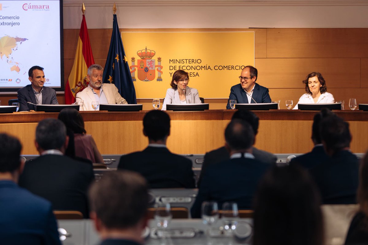 camarascomercio's tweet photo. La jornada continúa hablando sobre la utilización de los instrumentos de apoyo a la internacionalización por las Cámaras, con Jordi Fornells de Instrumentos Financieros para la Internacionalización, Beatriz Reguero @cesce_es, Miguel Tiana @COFIDES y Fernando Salazar @ICOgob https://t.co/vn7SaXRGfk