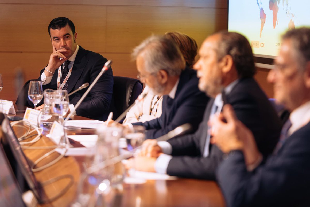 camarascomercio's tweet photo. Riera ha participado en una sesión sobre apoyo y supervisión de las Cámaras Españolas en el Extranjero y reconocimiento oficial, junto a José Luis Kaiser, subdirector General de Estrategia Comercial @_minecogob, Guillermo Cobelo de @FEDECOM_ y Antonio Basagoiti de @Fececa23 https://t.co/BxFPRlfEji