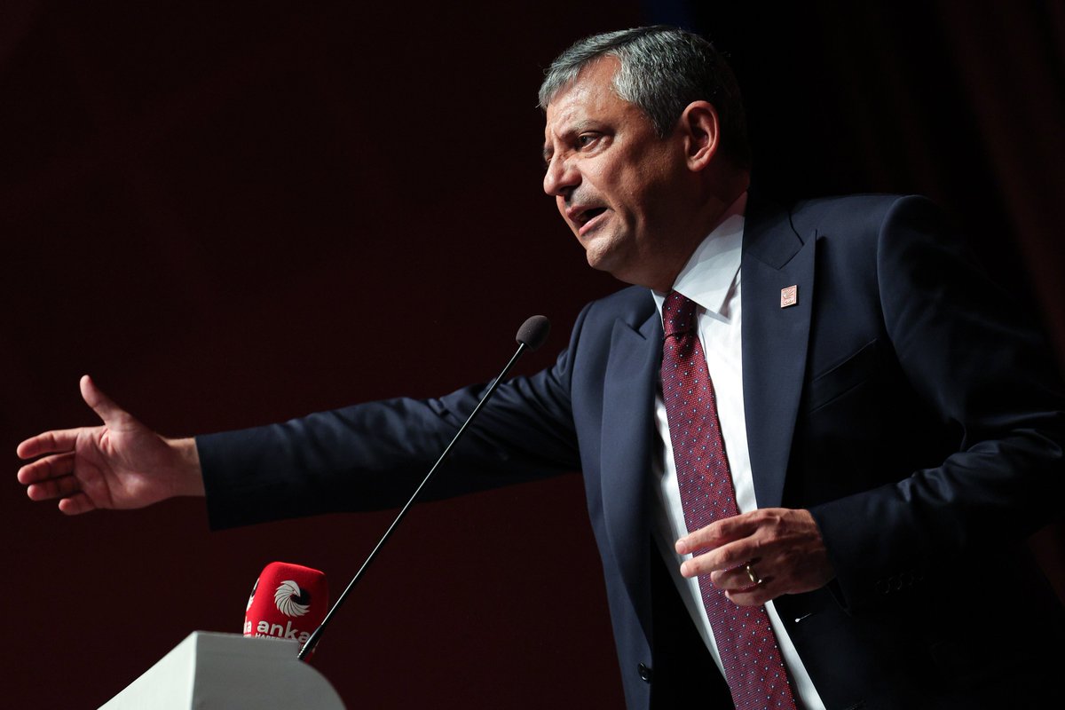 OzgurOzel_Foto's tweet photo. Cumhuriyet Halk Partisi lideri Özgür Özel, Eskişehir Atatürk Kültür, Sanat ve Kongre Merkezi’nde düzenlenen CHP TBMM Grup toplantısında konuştu. https://t.co/94CiUWn0Hr