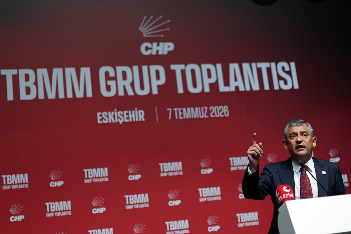 OzgurOzel_Foto's tweet photo. Cumhuriyet Halk Partisi lideri Özgür Özel, Eskişehir Atatürk Kültür, Sanat ve Kongre Merkezi’nde düzenlenen CHP TBMM Grup toplantısında konuştu. https://t.co/94CiUWn0Hr