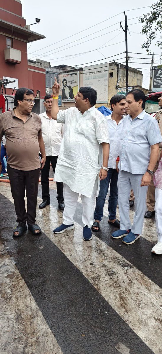 sanjivsharmabjp's tweet photo. आज घंटाघर स्थित विंग्स शूज़ प्रतिष्ठान में शॉर्ट सर्किट से आग लगने की सूचना मिलते ही मैंने तुरंत संबंधित अधिकारियों से दूरभाष पर बात कर राहत एवं बचाव कार्य में तेजी लाने तथा आग पर शीघ्र नियंत्रण पाने के निर्देश दिए।

इसके बाद घटनास्थल पर पहुँचकर अधिकारियों से पूरी स्थिति की…..! https://t.co/InM0k09Yoo
