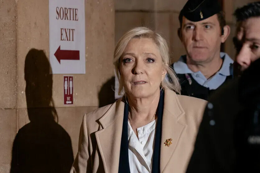 humanite_fr's tweet photo. Marine Le Pen condamnée à 3 ans de prison dont 2 avec sursis

🔴 À suivre sur notre direct ➡️ https://t.co/525OWdLoUF https://t.co/JSfmVCU6OP