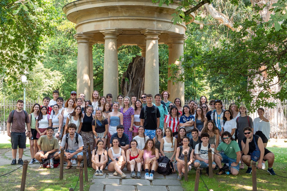 BNBizkaia's tweet photo. 🏛 Euskal Diasporako Gazteek Gernikako Batzar Etxea bisitau dabe Gaztemunduri Ateak ireki programaren barruan.
🌳👧👦 Estadau Batuetako, Australiako, Argentinako eta Uruguaiko 50 gazte egotaldia egiten dabiz Euskadin, euskerean sakontzeko eta bertako kultur sustraiak ezagutzeko. https://t.co/N3H9vHWDrs