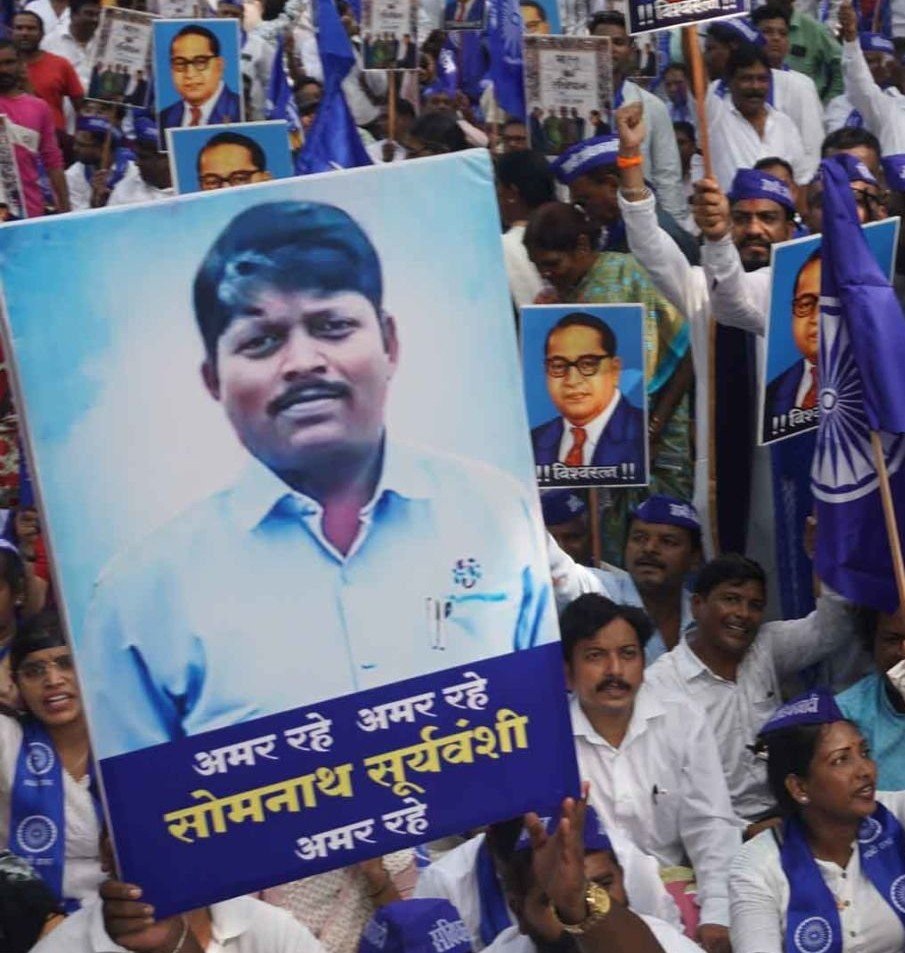 MissionAmbedkar's tweet photo. आए दिन देश के किसी न किसी कोने से दलित भाई-बहनों और मासूम बच्चियों पर उत्पीड़न की विचलित करने वाली खबरें सामने आती हैं। तकनीक और आधुनिकता के इस दौर में भी अगर किसी को उसकी जाति देखकर निशाना बनाया जाता है, तो यह पूरे समाज और व्यवस्था के लिए शर्म की बात है। https://t.co/6MiupQRKi9