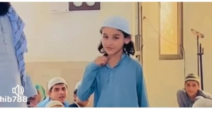 MSamiUllah_786's tweet photo. مدارس دینیہ میں ویڈیوز بنانے کا رجحان بھی اب بڑی تیزی سے پروان چڑھ رھا ہے چھوٹے چھوٹے بچوں کی ویڈیوز بناکر فیس بک ٹک ٹاک وغیرہ پر محض ویوز کے حصول کی غرض سے چسپاں کردی جاتی ہیں ...
اس سے جہاں غیر شعوری طور پر معصوم بچوں کے اذہان ٹک ٹاک کی دنیا کی طرف جارھے ہوتے ہیں وہیں وہ تعلیمی رجحان بھی کھو رھے ہوتے ہیں اسی طرح نام و نمود کمانے کا رجحان بھی ان میں بڑھ رھا ہوتا ہے ...
بچے آپ سے تعلیم دین حاصل کرنے آئے ہیں ٹک ٹاک کی کلاس لینے نہیں آئے بھلا کس طرح آپ انکی ویڈیوز بنا کر شائع کرسکتے ہیں ؟؟؟
تعلیمی سرگرمیاں اجاگر کرنے کیلیے عوام کو اپنی سرگرمیوں سے آگاہی دینے کیلیے کچھ تعلیمی سرگرمیوں سے متعلق ویڈیوز تو چلو پھر بھی سمجھ آتی ہیں مگر اس میں بھی حد سے تجاوز کرنا بالکل مناسب نہیں ہے ...
ایک پیچ پر اس معصوم بچے کی کئ ویڈیوز نظر سے گزریں محض اس عنوان سے کہ چھوٹا مفتی طارق مسعود صاحب اور بچہ بڑے بالوں کو لہراتے ہوئے چلتا جارھا ہے یہ روش بالکل غیر مناسب اور بچے کی تعلیم کیلیے زہر قاتل ہےمدارس دینیہ میں ویڈیوز بنانے کا رجحان بھی اب بڑی تیزی سے پروان چڑھ رھا ہے چھوٹے چھوٹے بچوں کی ویڈیوز بناکر فیس بک ٹک ٹاک وغیرہ پر محض ویوز کے حصول کی غرض سے چسپاں کردی جاتی ہیں ...
اس سے جہاں غیر شعوری طور پر معصوم بچوں کے اذہان ٹک ٹاک کی دنیا کی طرف جارھے ہوتے ہیں وہیں وہ تعلیمی رجحان بھی کھو رھے ہوتے ہیں اسی طرح نام و نمود کمانے کا رجحان بھی ان میں بڑھ رھا ہوتا ہے ...
بچے آپ سے تعلیم دین حاصل کرنے آئے ہیں ٹک ٹاک کی کلاس لینے نہیں آئے بھلا کس طرح آپ انکی ویڈیوز بنا کر شائع کرسکتے ہیں ؟؟؟
تعلیمی سرگرمیاں اجاگر کرنے کیلیے عوام کو اپنی سرگرمیوں سے آگاہی دینے کیلیے کچھ تعلیمی سرگرمیوں سے متعلق ویڈیوز تو چلو پھر بھی سمجھ آتی ہیں مگر اس میں بھی حد سے تجاوز کرنا بالکل مناسب نہیں ہے ...
ایک پیچ پر اس معصوم بچے کی کئ ویڈیوز نظر سے گزریں محض اس عنوان سے کہ چھوٹا مفتی طارق مسعود صاحب اور بچہ بڑے بالوں کو لہراتے ہوئے چلتا جارھا ہے یہ روش بالکل غیر مناسب اور بچے کی تعلیم کیلیے زہر قاتل ہے