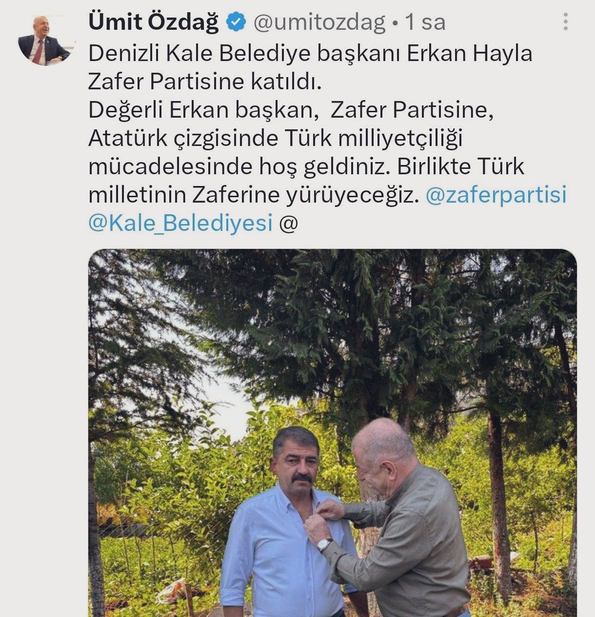 gundem7x24's tweet photo. Ümit Özdağ, CHP’li Denizli Kale Belediye Başkanı Erkan Hayla’nın Zafer Partisi’ne katıldığını iddia ettiği bir paylaşım yaptı.

Hayla ise Ümit Özdağ ile sohbet ederken bir anda kendisine rozet taktığını açıkladı ve Zafer Partisi’ne katıldığı haberini yalanladı.

Ümit Özdağ ve Zafer Partisi kurumsal hesapları tweetleri sildi.