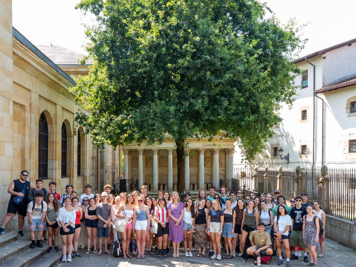 BNBizkaia's tweet photo. 🏛 Euskal Diasporako Gazteek Gernikako Batzar Etxea bisitau dabe Gaztemunduri Ateak ireki programaren barruan.
🌳👧👦 Estadau Batuetako, Australiako, Argentinako eta Uruguaiko 50 gazte egotaldia egiten dabiz Euskadin, euskerean sakontzeko eta bertako kultur sustraiak ezagutzeko. https://t.co/N3H9vHWDrs