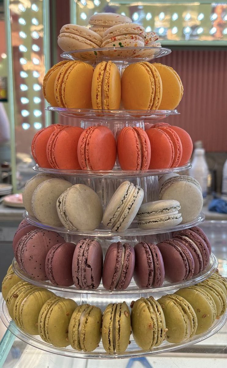 IT_AtoutFrance's tweet photo. [dolci ] I macarons sono tra i simboli della pasticceria francese: gusci croccanti di meringa alle mandorle e un cuore cremoso che conquista al primo morso. Se ami i dolci francesi, assaggiarli è un’esperienza da non perdere, soprattutto a Parigi. 🇫🇷🍬 #Macarons #ExploreFrance https://t.co/ivberuHjhZ