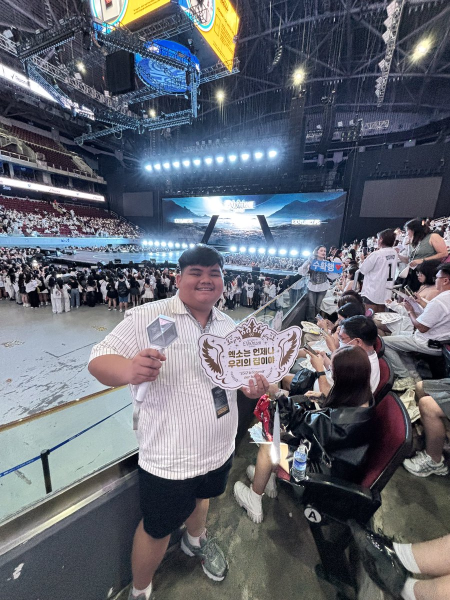 lcid25's tweet photo. finally, im home. 💫 @weareoneEXO 

#EXhOrizonInMANILA #exo #exol https://t.co/sQyrHJ3Px1