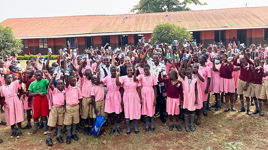 SwedeninUG's tweet photo. 🇸🇪🥛 From a Swedish idea to supporting Ugandan schoolchildren

Ever wondered how milk cartons became a thing? 🫣 Swedish inventor Erik Wallenberg created the first Tetra Pak carton in 1944 — simple, durable, and easy to transport. 💡

Today, that innovation helps deliver safe milk to 50,000+ schoolchildren in Uganda. With UHT tech and strong partnerships, @TetraPakEA, @SNVinUganda , and Food for Development make milk accessible even where electricity is unreliable — boosting nutrition and attendance.

A small Swedish idea making a big global impact. 🌍🥛
📸 1: Wikimedia Commons, CC BY-SA 2.0
📸2-3  : @tetrapak 

#TetraPak #Uganda #SchoolMilkProgramme #Innovation #MadeWithSweden