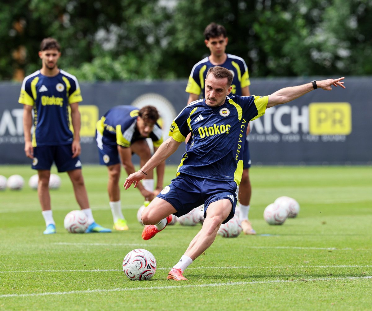 Fenerbahce's tweet photo. 📸 Günün ilk antrenmanından fotoğraflar. https://t.co/hcQWnD2ofz