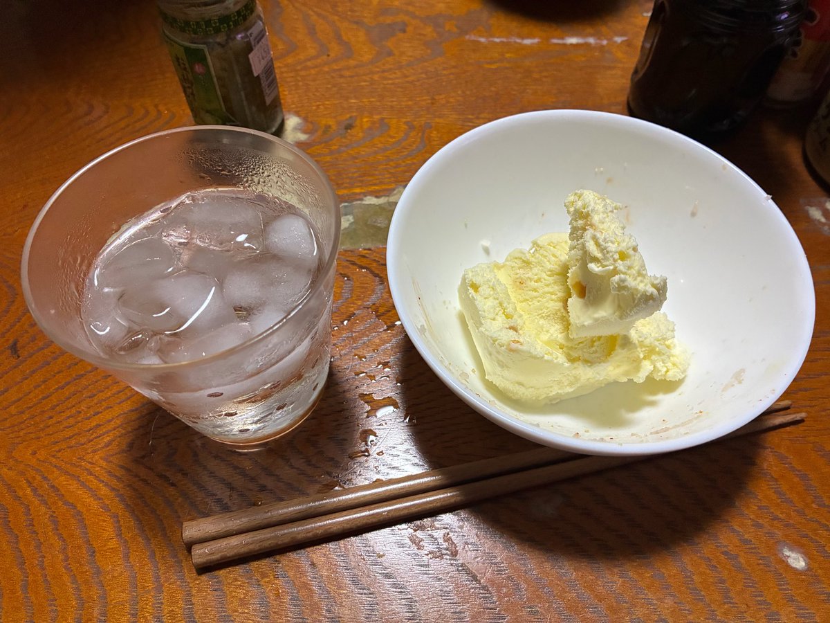 yaboo_jp's tweet photo. 焼酎のツマミにアイスを喰らう https://t.co/5xu0Lisxvv