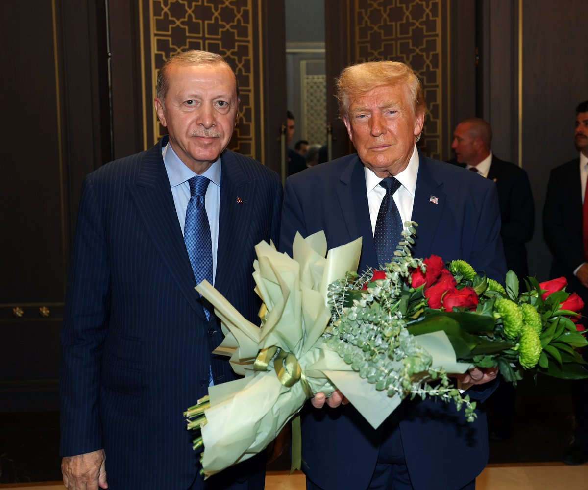 tcbestepe's tweet photo. Cumhurbaşkanımız Sayın @RTErdogan, 36. NATO Devlet ve Hükûmet Başkanları Zirvesi öncesi Türkiye’ye resmî ziyaret gerçekleştiren Amerika Birleşik Devletleri (ABD) Başkanı Donald Trump’ı Ankara Havalimanı'nda karşıladı. https://t.co/eUusEgSDVh