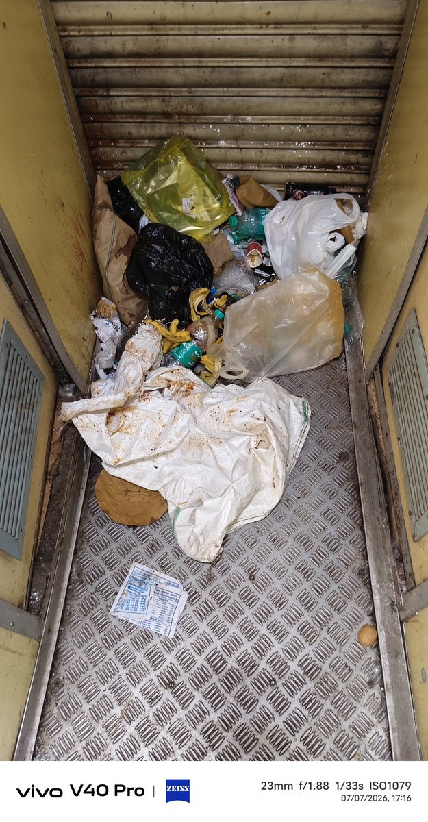 rajputs89's tweet photo. This is the level of cleanliness in 2Ac the top most compartment in Danapur Hadapsar express such a shame no attendent to see or no cleaning staff @RailwaySeva
@RailMinIndia
@drmpune
The train is about to reach MANMAD https://t.co/7TddakxmAZ