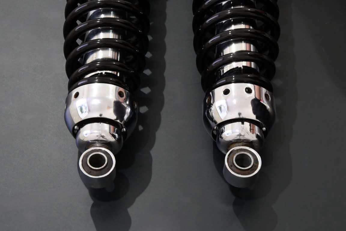 Technix_TGR's tweet photo. 📣 VMAXオーナーの皆様に朗報です！！ 📣
​**YAMAHA VMAX1200（'87-'89）の
純正リアショック、Technixなら"レストア"**可能です！✨🔧
​1987〜1989年に生産されていた**"2型"のVMAX1200**🏍️💨
実は、純正リアショックが**【非分解構造】**のため
オイル漏れ等が発生すると「直せない…😭」と諦めてしまうケースが非常に多いモデルです💦
​「でも、お気に入りの純正ルックスのまま乗り続けたい！🥺」
​そんな熱い思いをお持ちのオーナー様！🔥
Technixのスペシャルメニュー**『The RESTORE』**なら🛠️
非分解構造のショックも、熟練の技術で修理・再生いたします！再生復活させましょう！👍
​🔍 詳細・実績はブログをチェック！ 🔍
​詳しい作業の様子は、公式ブログにて公開中！
今すぐ検索してみてくださいね👇
​1️⃣ **「Technix ブログ」で検索 💻👀
2️⃣ カテゴリー（categories）から「レストア」**をタップ！
​お気軽にお問い合わせ、ご相談ください！📲✨