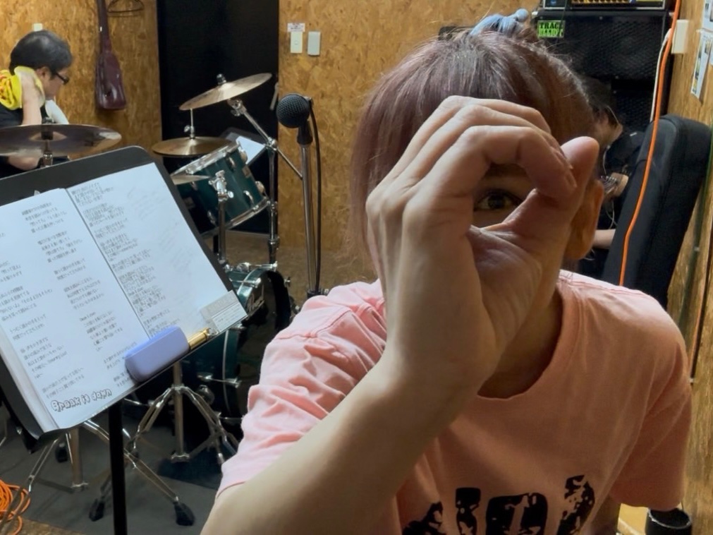 BUGPIECE_jp's tweet photo. 4人揃って初音合わせ!!

ピックを忘れたGt.ケンタローに
ピックを取られたBa.コースケ
一生懸命に指で弾いてたw

カッコいい曲に仕上げるよ♫ https://t.co/lXqLAAbIWl