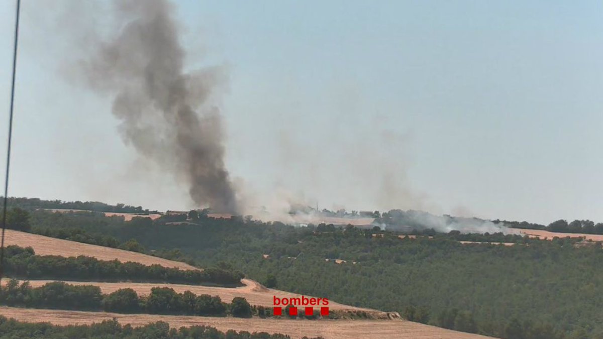bomberscat's tweet photo. Treballem en un incendi de vegetació agrícola a Sallavà del Comtat (avís 13.11h @112). Fem descàrregues als dos flancs del foc per evitar que s'obrin. 

Mobilitzem 14 dotacions terrestres i 3 mitjans aeris (dos helicòpters bombarders i un de comandament). 

#bomberscat https://t.co/GUuSvTWCEj