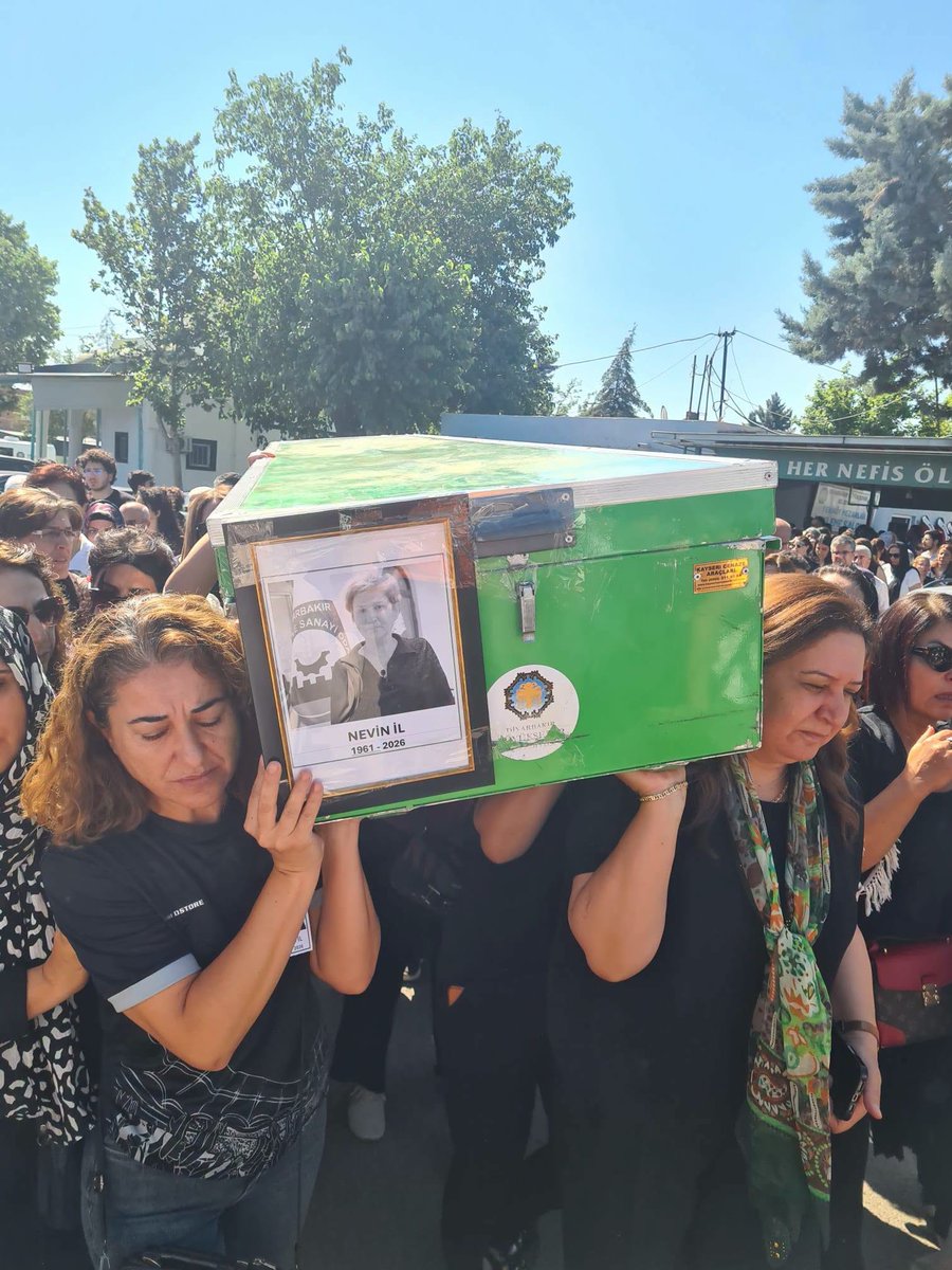 HAK_PAR's tweet photo. NEVİN İL DİYARBAKIR’DA TOPRAĞA VERİLDİ.
'MÜCADELESİ ANILARIMIZDA YAŞAYACAKTIR’
HAK-PAR kurucu üyesi Nevin il Diyarbakır'da toprağa verildi.   Cenaze törenine HAK-PAR Genel başkanı Düzgün Kaplan ve yüzlerce kişi katıldı. #hakpar #nevinil #kürt https://t.co/bQkb58aefo