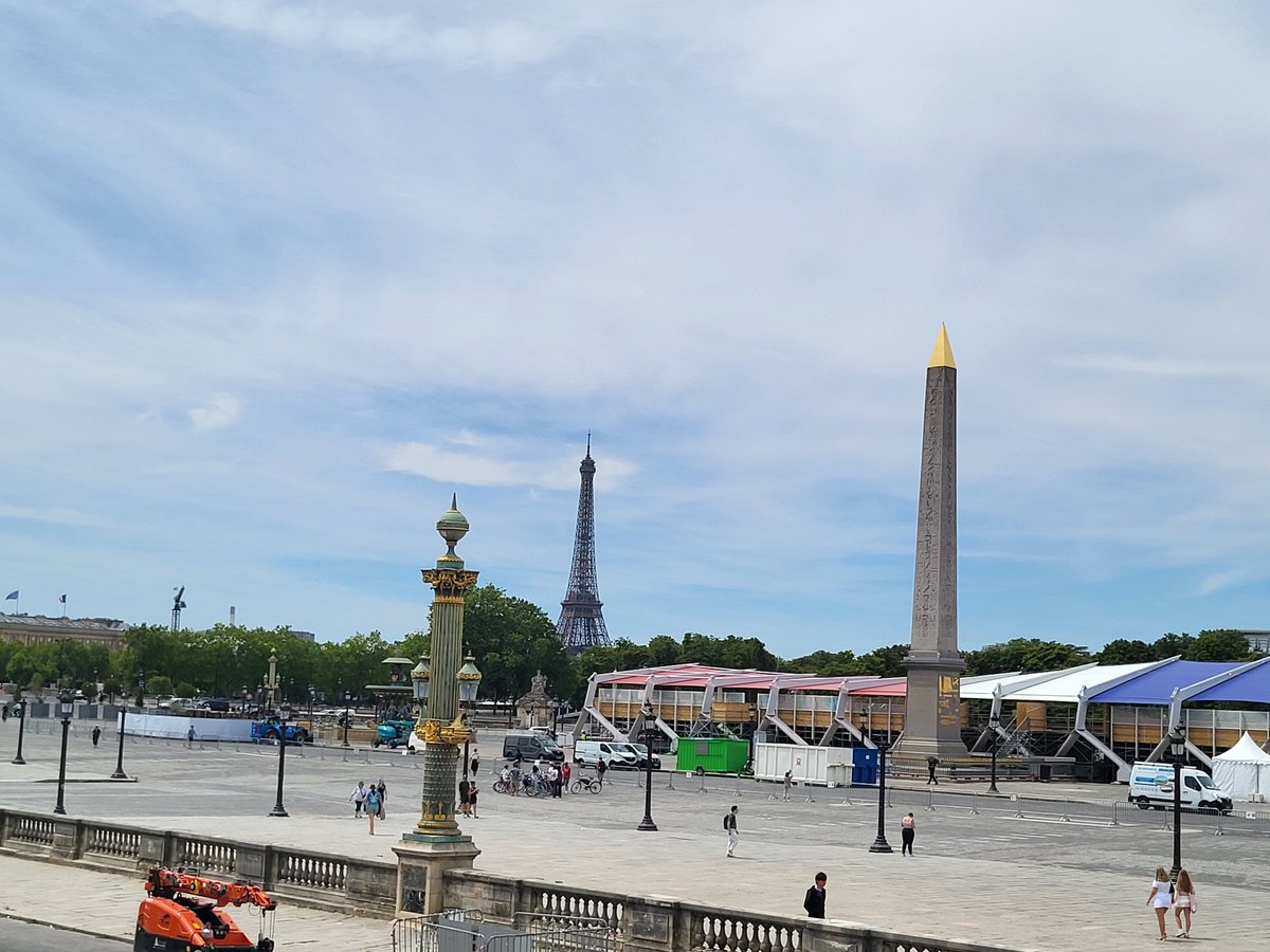 chegavurdagli's tweet photo. Sağda solda başı boş it gezdireni Paris büyükşehir belediyesi bu görünen uzun şeylere oturtuyor. O yüzden ne başıboş kedi, ne kopek var. Güvercine bugday dökeyim sevaptir diyeni Eiffel kulesinden aşağı atıyorlar guvercinlerle beraber uçsun diye. İnanmayan gelsin baksın. https://t.co/O5TjanXMkK