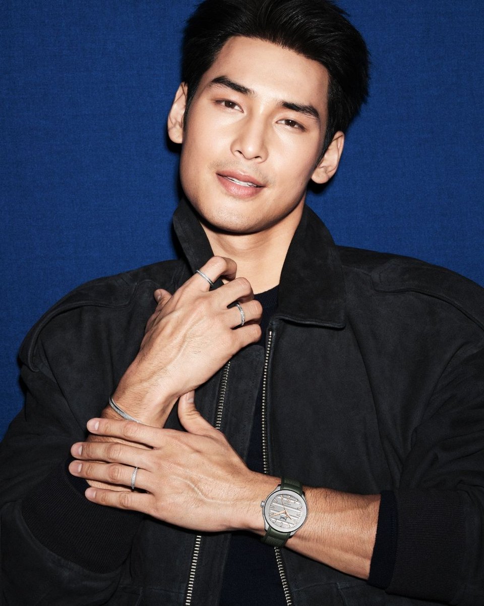altagazine's tweet photo. @piaget  แคมเปญล่าสุด เพื่อมรดกแห่งงานฝีมืออันเป็นเอกลักษณ์และเฉลิมฉลองมรดกแห่งสีสันที่หยั่งรากลึกใน DNA ของเมซงมาอย่างยาวนานโดยได้ อาโป-ณัฐวิญญ์  มาร่วมถ่ายทอด ผ่านฝีมือของช่างภาพชื่อดัง Ben Hassett ที่ร่วมงานอย่างต่อเนื่อง #Piaget #aponattawin
#MaisonOfExtraleganza https://t.co/6D5sCOvuUV