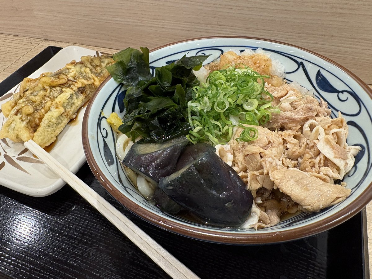 KAZE_XP's tweet photo. 丸亀製麺。

鬼おろし豚しゃぶぶっかけうどん。
それと、長なすの天ぷら。

うどんは閉店間際で色々足らない感。
その分(?)わかめをたっぷり乗せさせてもらった。
茄子うめぇ。

で、長なすマジ長い。
食べ応えありすぎた。
茄子うめぇ。

お昼の食べ過ぎ感がまだ残っている、と言いつつまた食べ過ぎた https://t.co/2Hf2l0mFxU