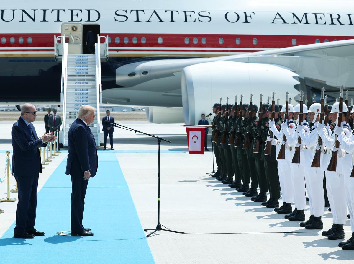 Akparti's tweet photo. Cumhurbaşkanımız Sayın Recep Tayyip Erdoğan, 36.⁠ ⁠NATO Devlet ve Hükümet Başkanları Zirvesi öncesi Türkiye'ye resmi ziyaret gerçekleştiren ABD Başkanı Donald Trump'ı Ankara Havalimanı'nda karşıladı. #NATOsummit https://t.co/soU11TxOvX